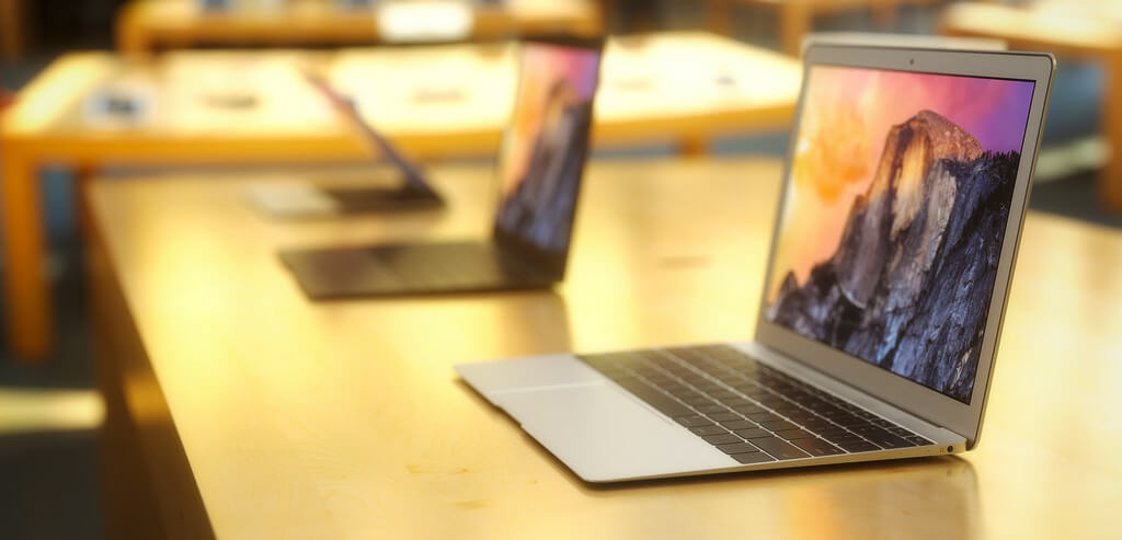 Три MacBook 12 на столі